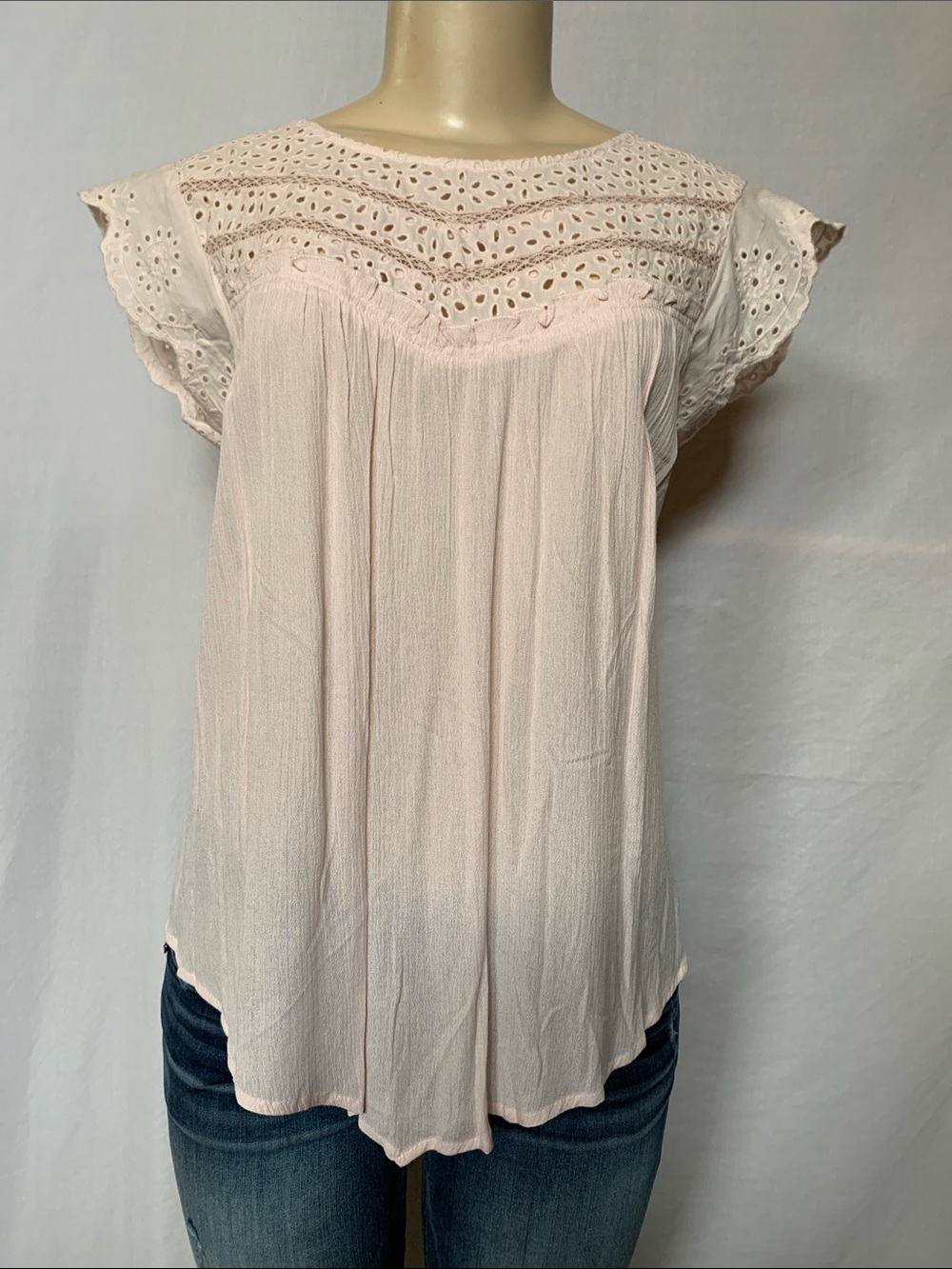 DEMOCRACY Jeans Women's Eyelet Yoke Size XS Flutter Sleeve Top - Pale Pink NWOT